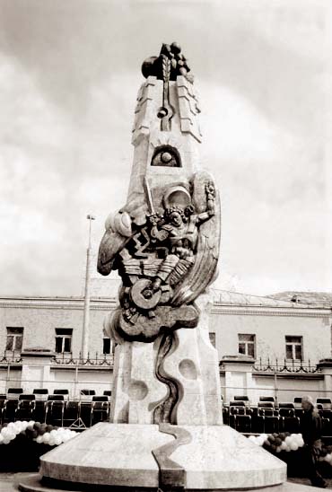  MOSCOW.  MONUMENT 'REBIRTH' OPENED APRIL 18, 2000.